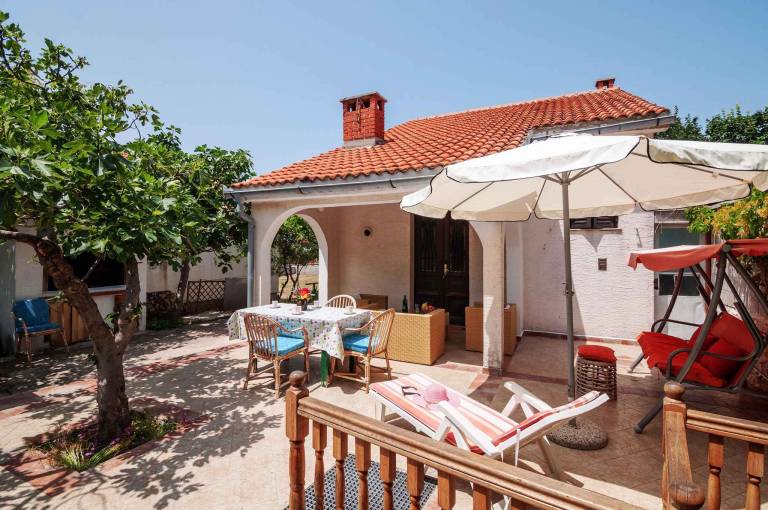 Vacation home with garden, grill & terrace — photo 4