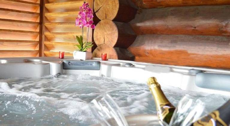 Chalet with hot tub | Pets allowed — photo 5