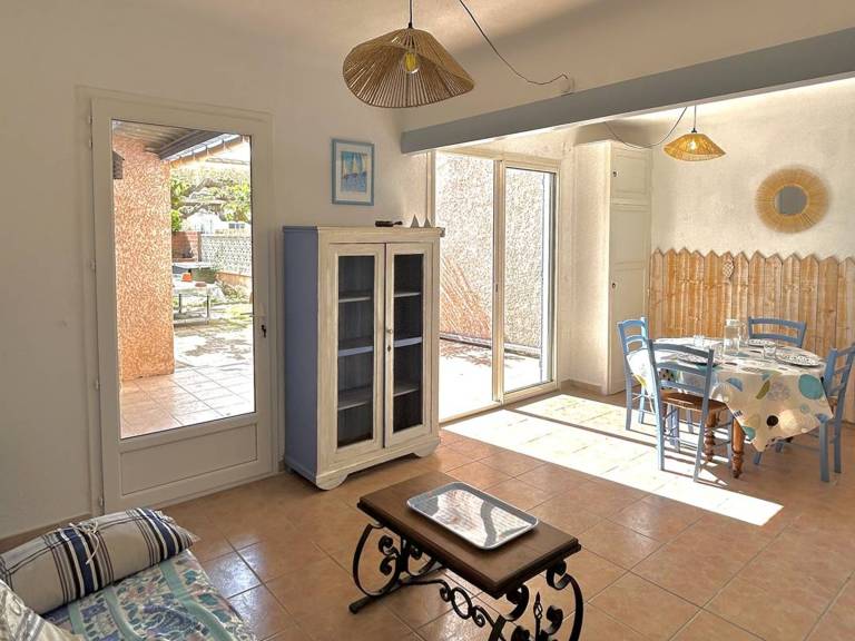 Charming Village House, 50m from Beach, Terrace & Garden, Up to 4 Guests — photo 3