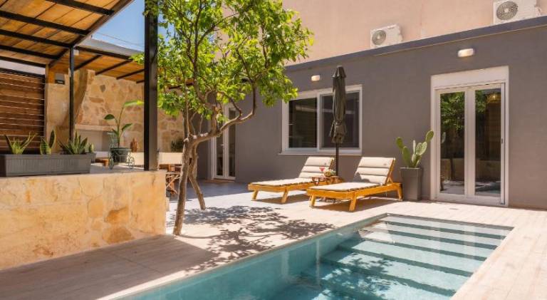Villa with barbeque, private pool & patio in Heraklion