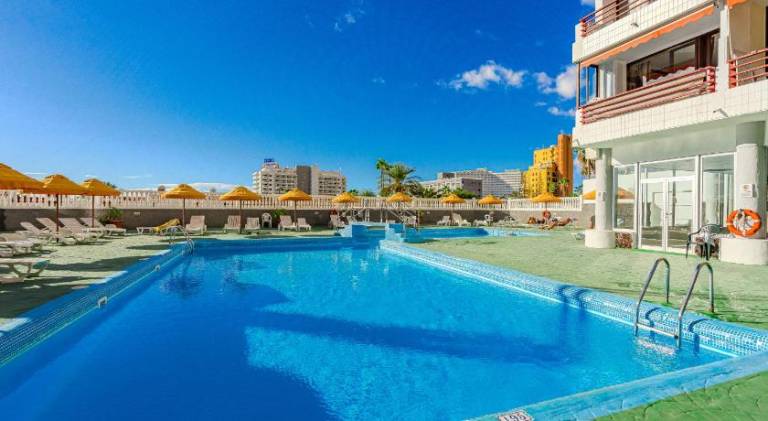 Apartment with pool — photo 3