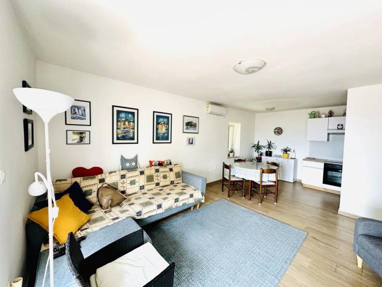 Modern luxury 2-bedroom apt with balcony & patio — photo 2
