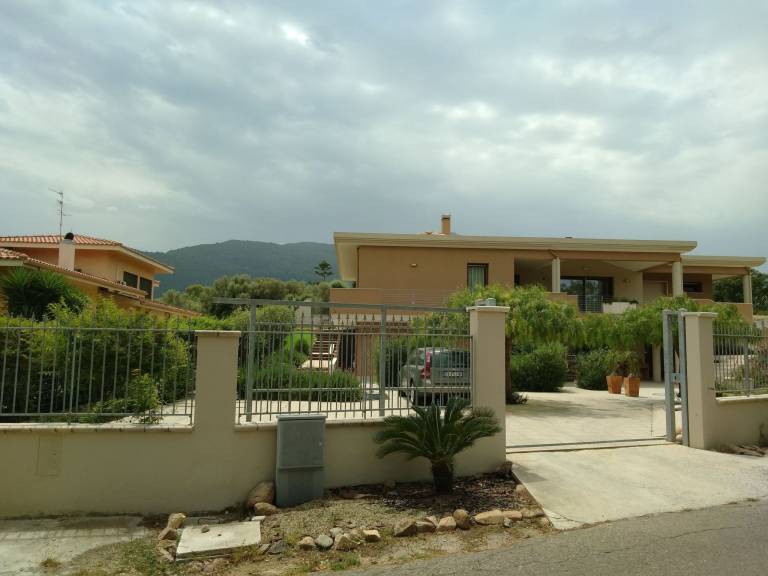 Holiday apartment with pool, barbeque & yard — photo 4