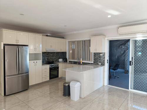 Spacious Queen Room in Large Two Story Home GB