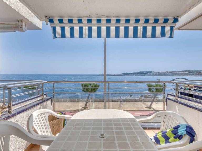Rental apartment with pool & yard in L'Escala