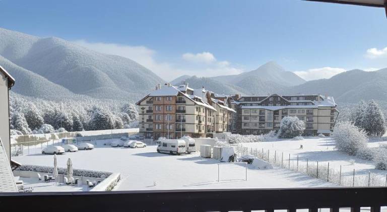 Holiday apartment with pool & yard in Bansko