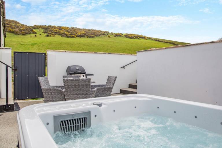 Cottage with yard & jacuzzi in Cockermouth