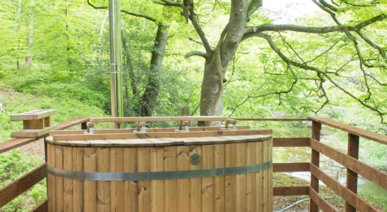 Wonderful bungalow with hot tub & patio | Pet-friendly — photo 3