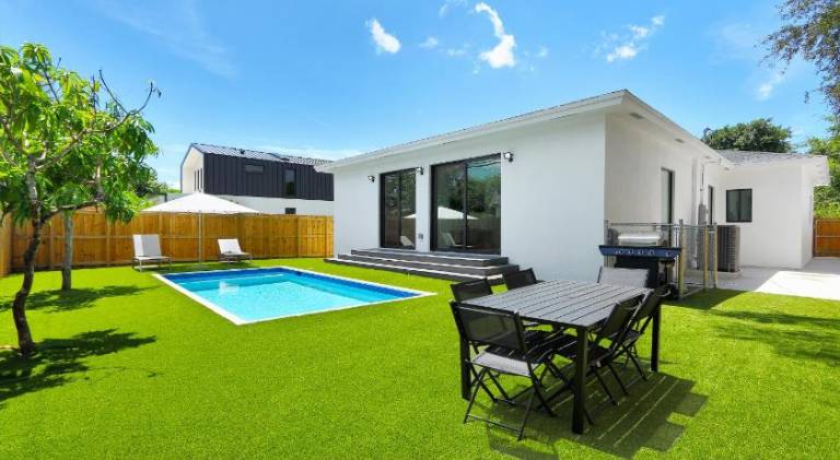 House with pool — photo 4