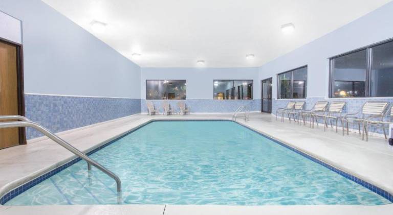 Days Inn & Suites by Wyndham Waterloo — photo 3