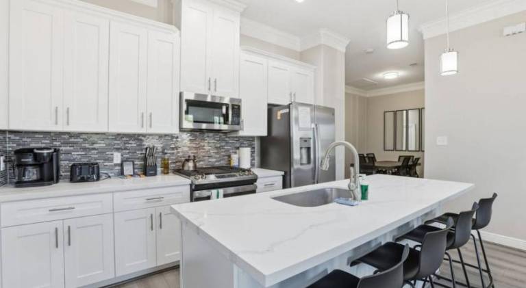 O30B Southwest Houston 2BR King Beds Pet Friendly Townhome — photo 3