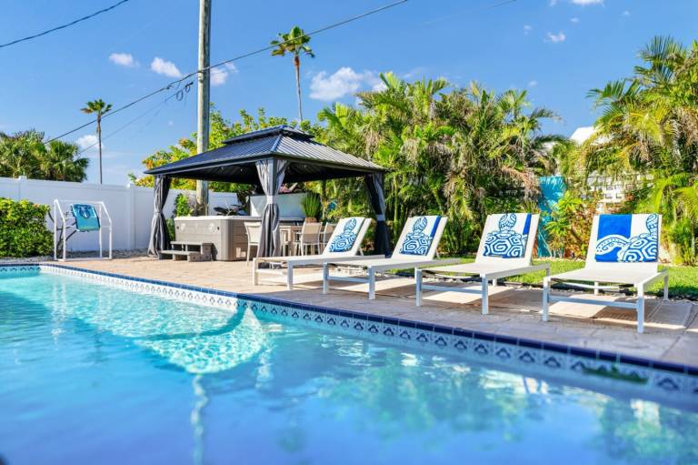 Beach house with Hot Tub and Heated pool ! Beach 1 minute walk ! — photo 2