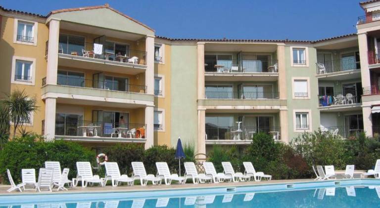 Charming serviced apartment with yard & pool | Beach nearby | Pets are welcome — photo 4