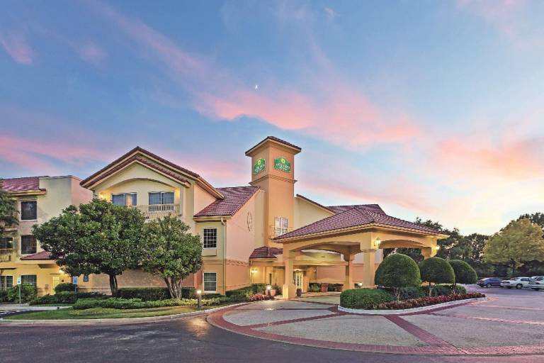 La Quinta Inn & Suites by Wyndham Dallas - Addison Galleria in Addison, TX