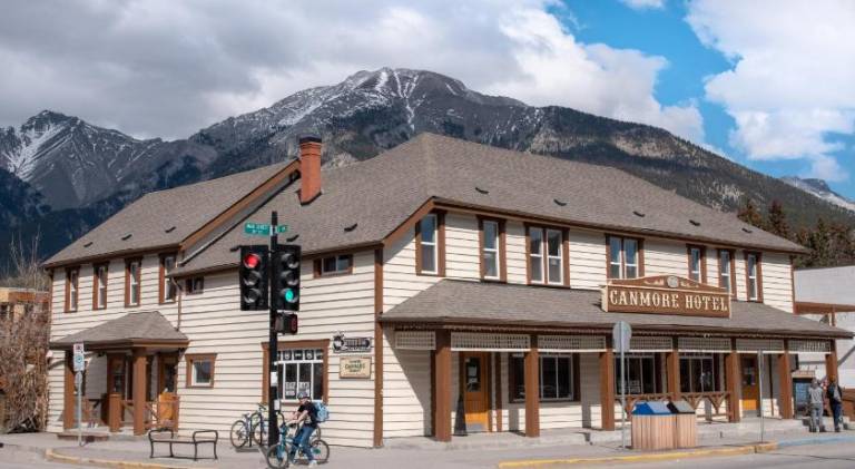 PARTY HOSTEL - The Canmore Hotel Hostel in Canmore, AB