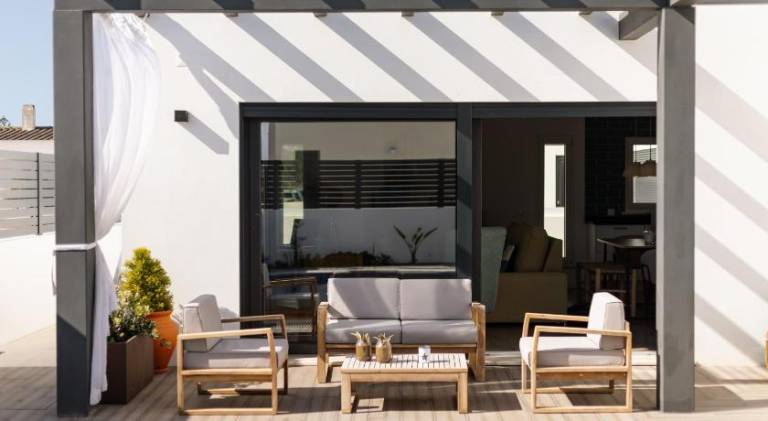 Villa with pool — photo 4