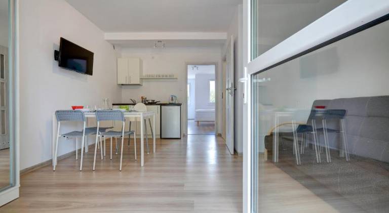 Holiday apartment with garden, pool & patio — photo 3