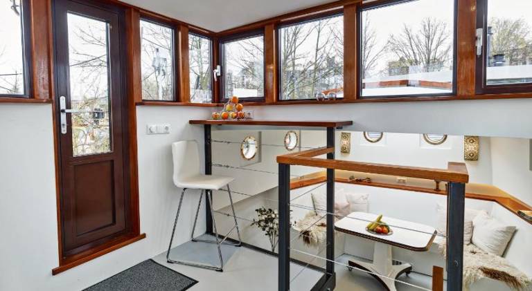 Boat with patio & yard | Next to Red-light district — photo 3