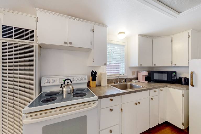 Near Golf & Parks! Couple's Haven in Klamath Falls — photo 4