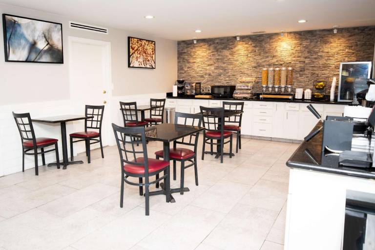 Americas Best Value Inn Harlingen — photo 4