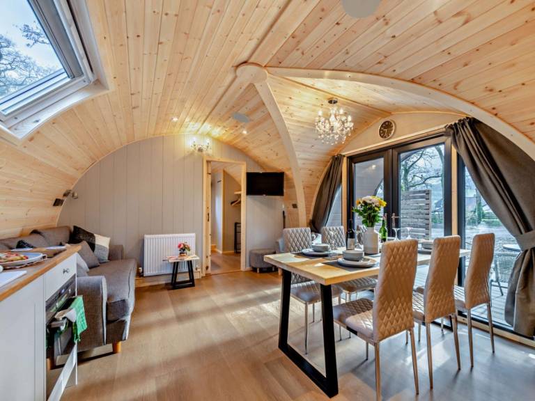 Lodge with hot tub — photo 4