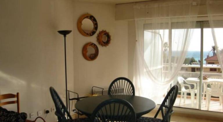 Holiday apartment with private pool, patio & yard — photo 4