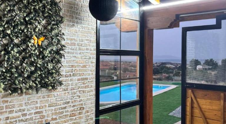 Vacation home with pool — photo 4