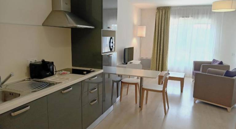 Serviced apartment with terrace, pool & garden — photo 4