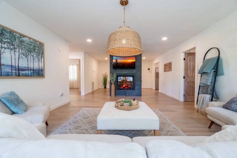 Vacation home with grill, hot tub & terrace | Mountain view — photo 4