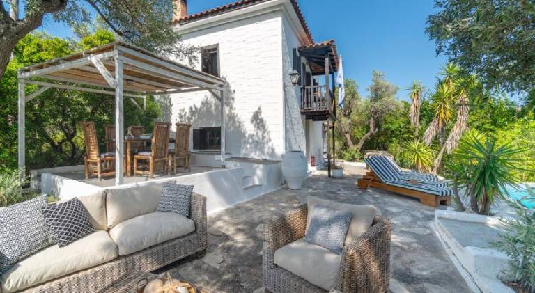 Villa with pool — photo 4
