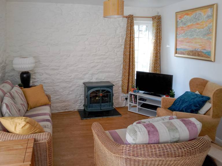 Cottage with yard — photo 2