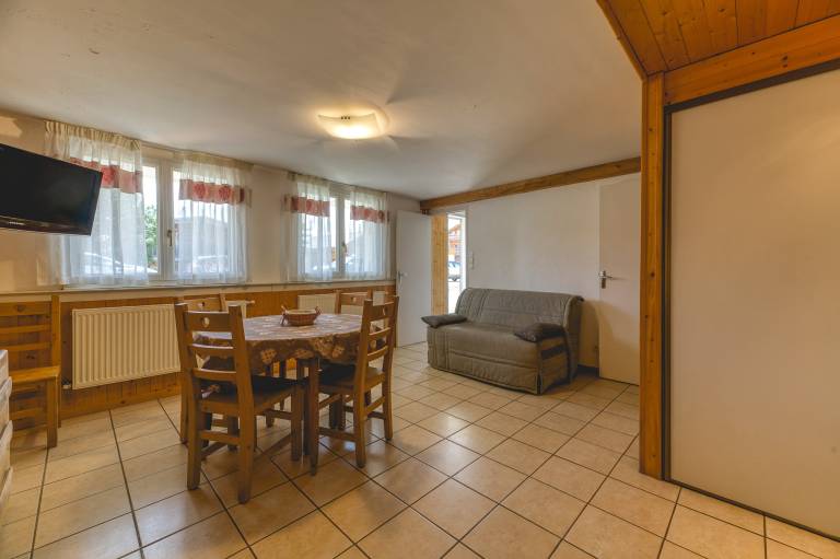 Fully equipped charming studio with fast internet & patio | Garden view | Close to the ski | Pets allowed in Huez