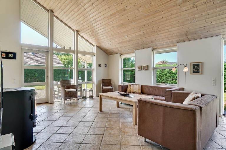 House with barbecue, yard & jacuzzi — photo 2