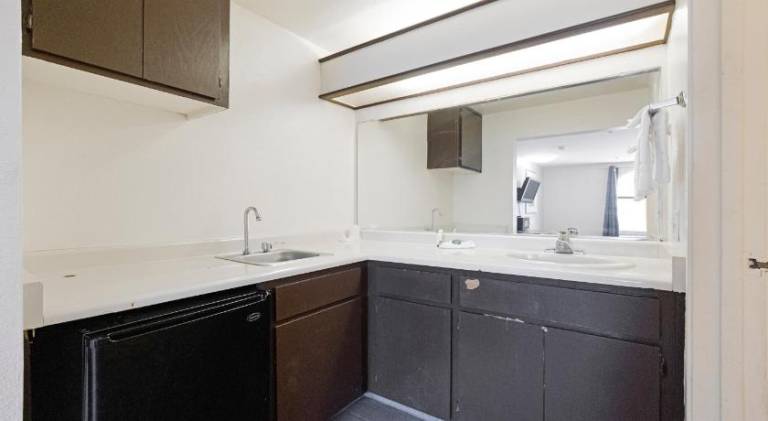Budget Inn & Suites — photo 4