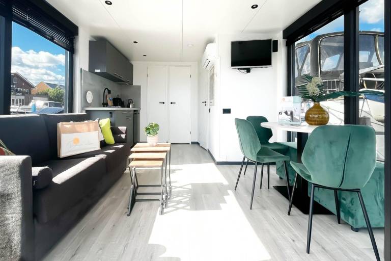 Wonderful boat with patio | Dogs allowed in Uitgeest