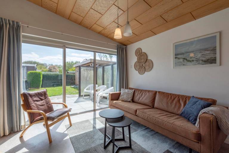 Bungalow with terrace & yard — photo 2