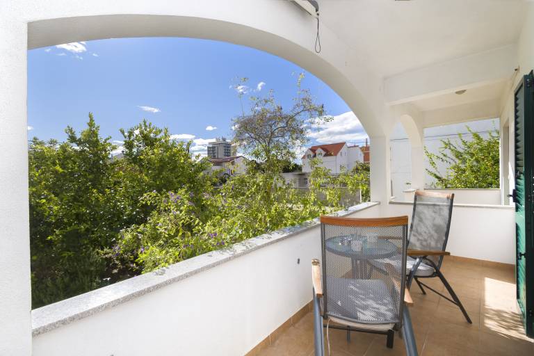 Holiday apartment with patio, garden & BBQ | Garden view | Next to the beach | Pets are welcome — photo 2