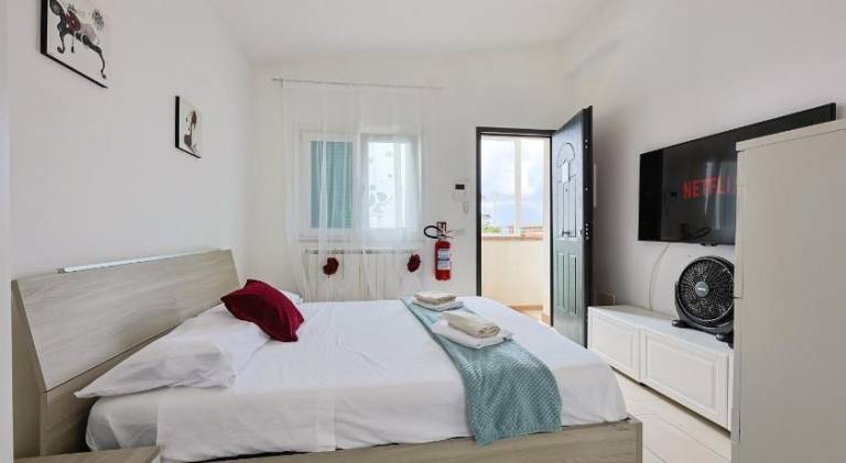 Azure Oasis with parking near the airport & beach — photo 2