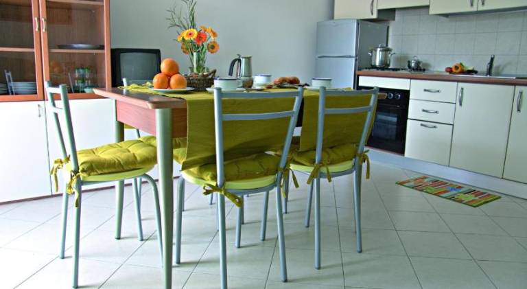Serviced apartment with patio — photo 4