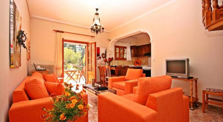 Villa with yard, terrace & private pool — photo 2