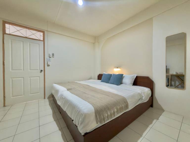 Serviced apartment for 3 persons in Si Racha