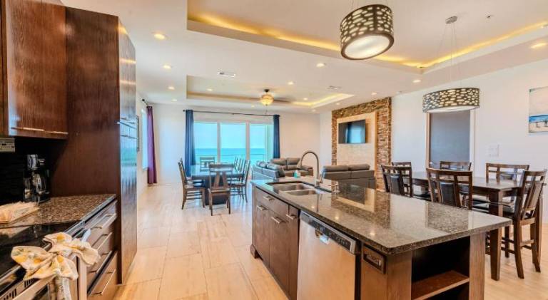 5 BEDROOM BEACHFRONT CONDO - 4th Floor — photo 3