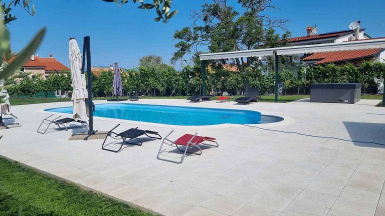 Fully equipped charming rental apartment with patio, pool & yard | Dogs allowed — photo 3