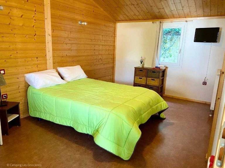 Chalet with terrace, hot tub & heated pool — photo 4