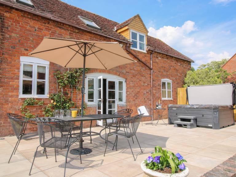 Family-friendly wonderful cottage with garden, grill & jacuzzi | Pets are welcome in Malvern