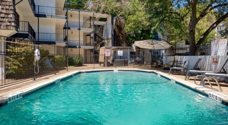 Your Walkable King Bed Getaway - Sleeps 4 - Pool Pkg — photo 4