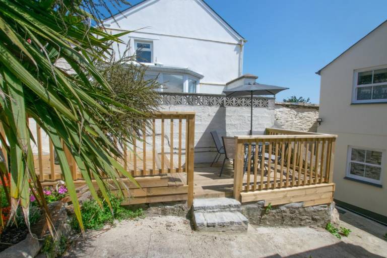 Cottage with yard — photo 5