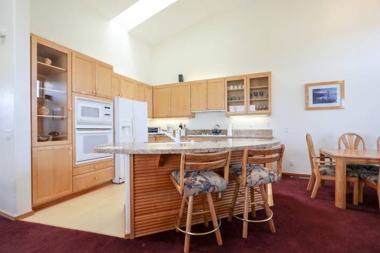 Condo with sauna, hot tub & BBQ — photo 2