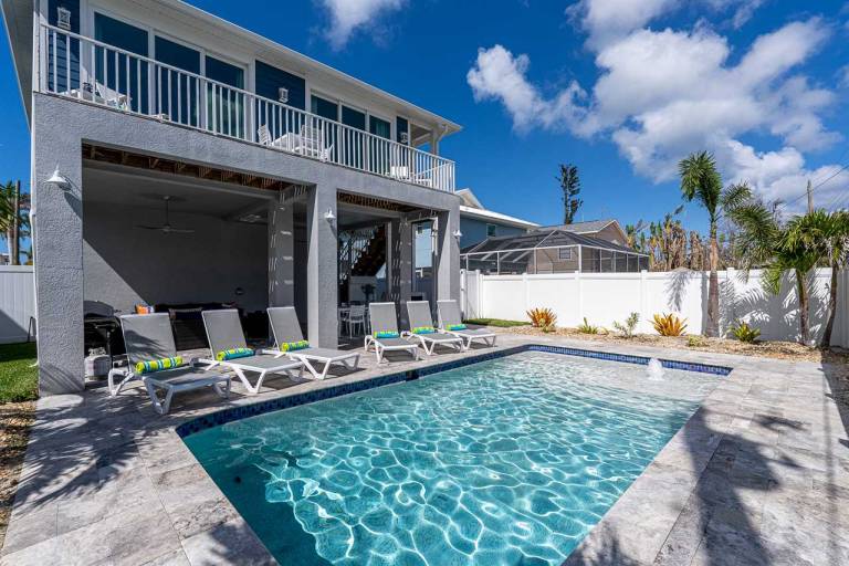 Fully equipped vacation home with private pool & barbecue | Beach nearby | Pets allowed in Fort Myers Beach, FL