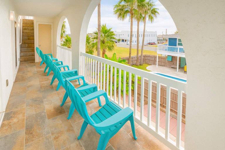 Fun Retro Island Vibe Sleeps 17 Beach 1 block — photo 3